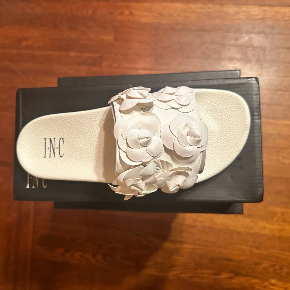 “NWB” INC International Concepts “Peymin”Slide/Sandals with Floral Details